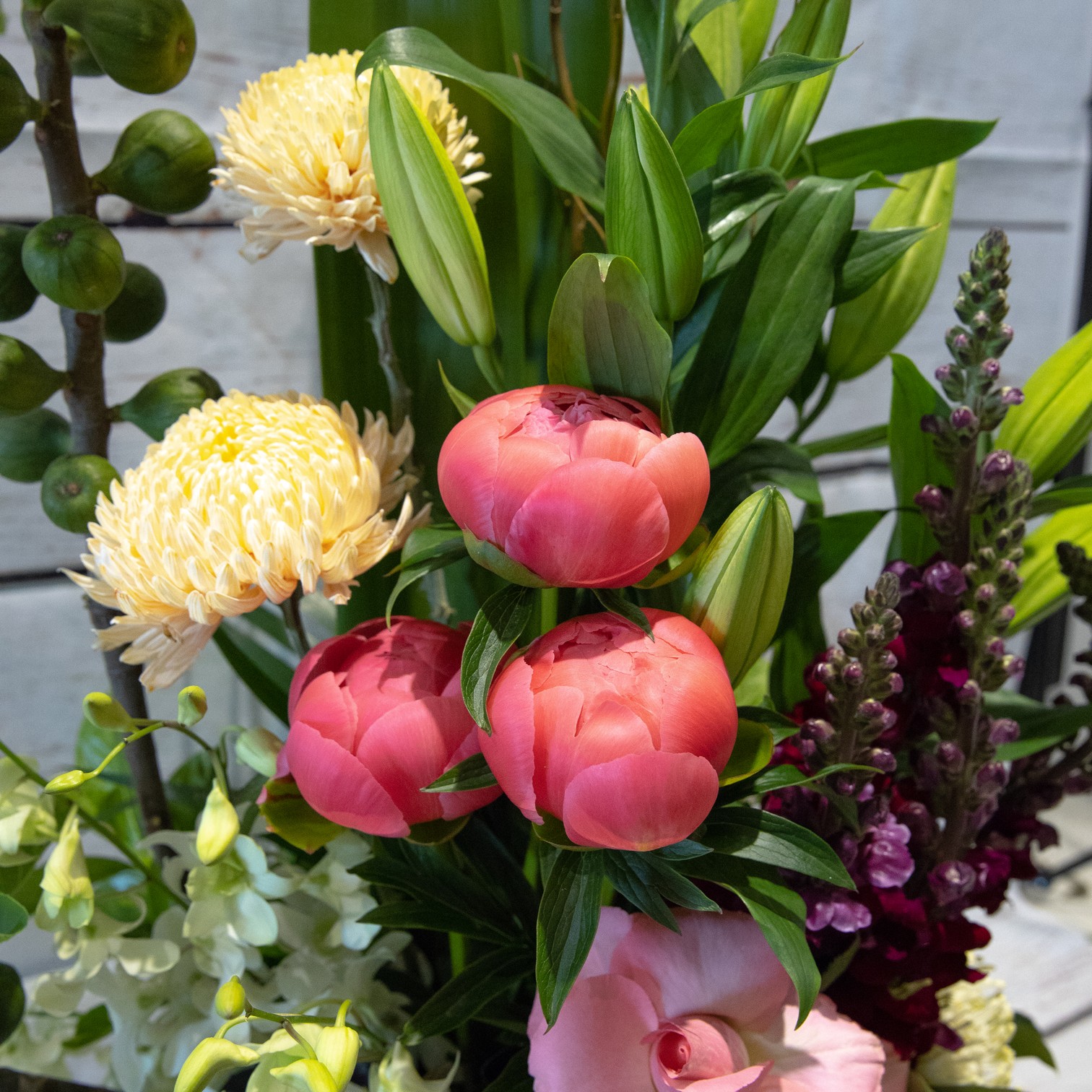 Grand Gesture – Signature Ceramic Arrangement – close-up