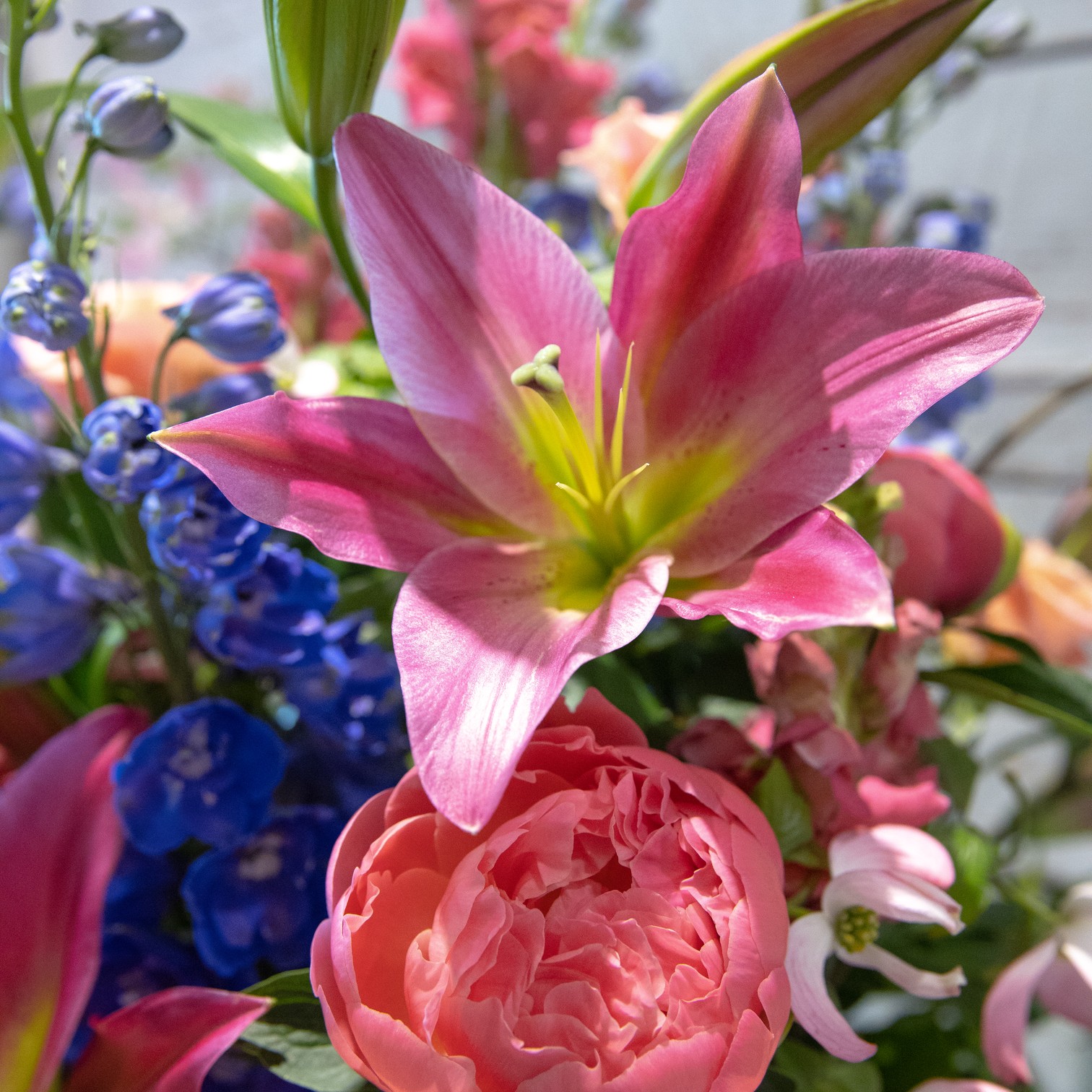 Showstopper – Signature Vase Bouquet – close-up